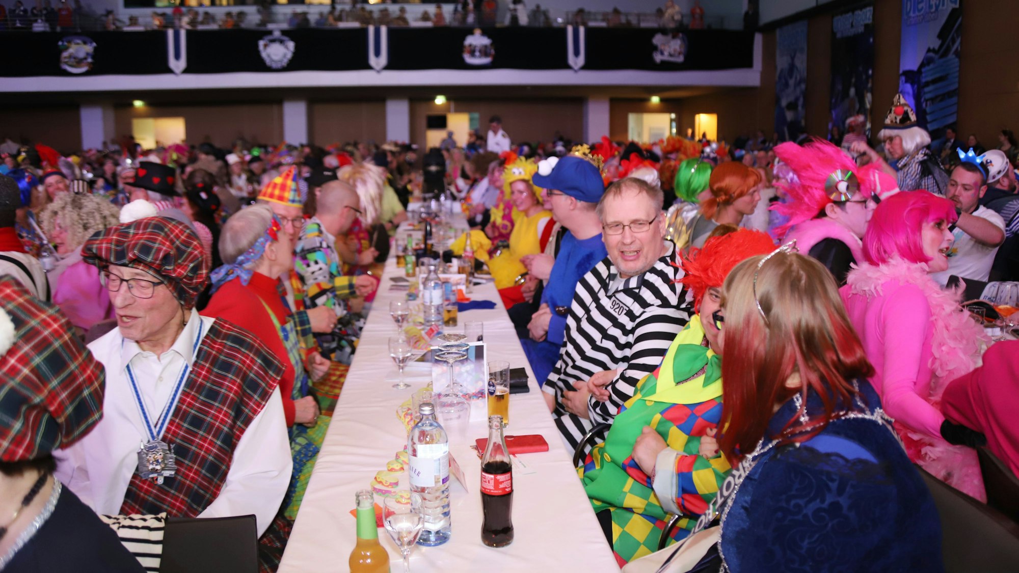 Kostümierte Besucher einer Saalveranstaltung.