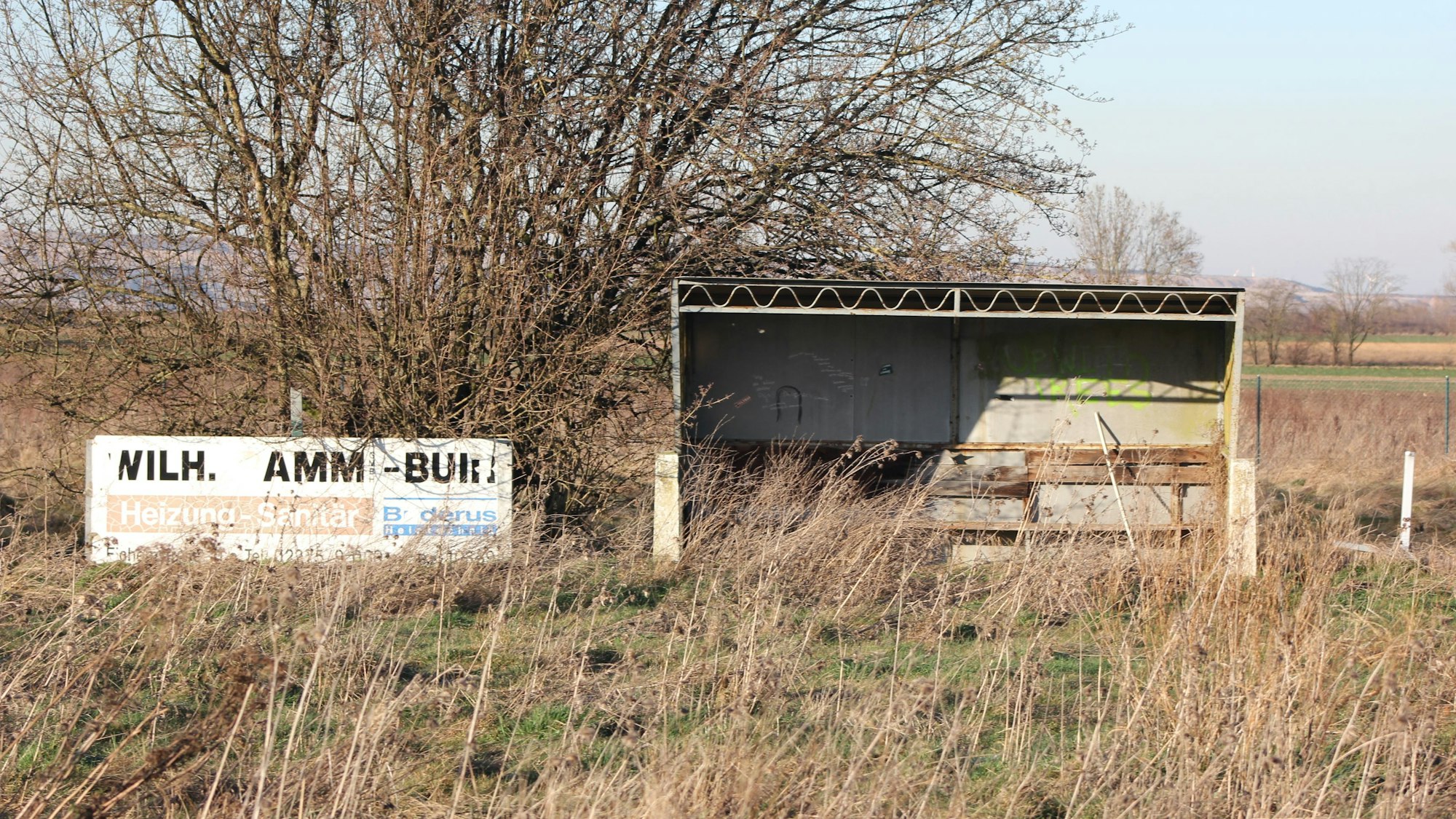 Der alte Sportplatz des SV Morschenich verfälölt zusehends. Der Verein spielt längst auf einer modernen Anlage im neuen Ort