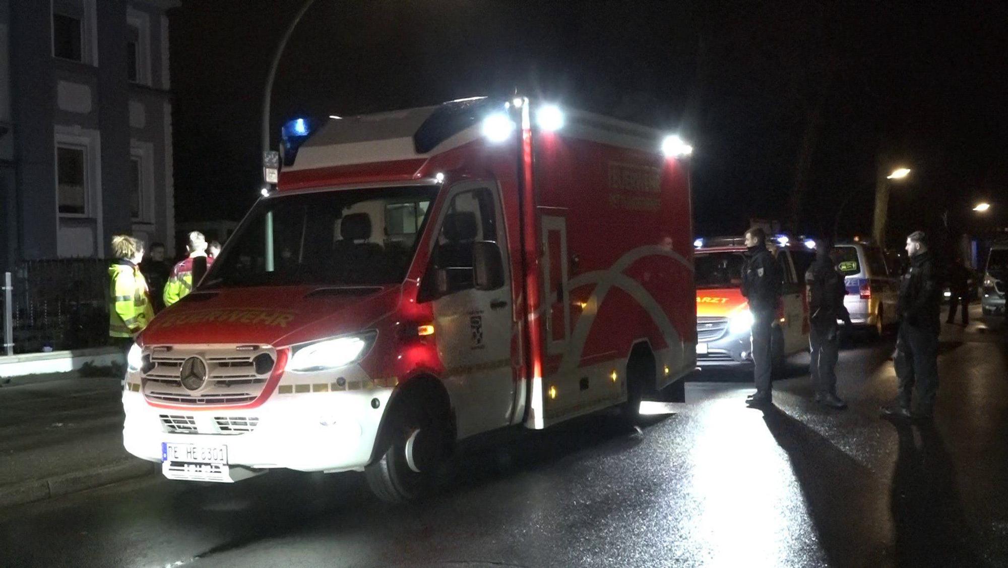 Rettungswagen stehen auf einer Straße.