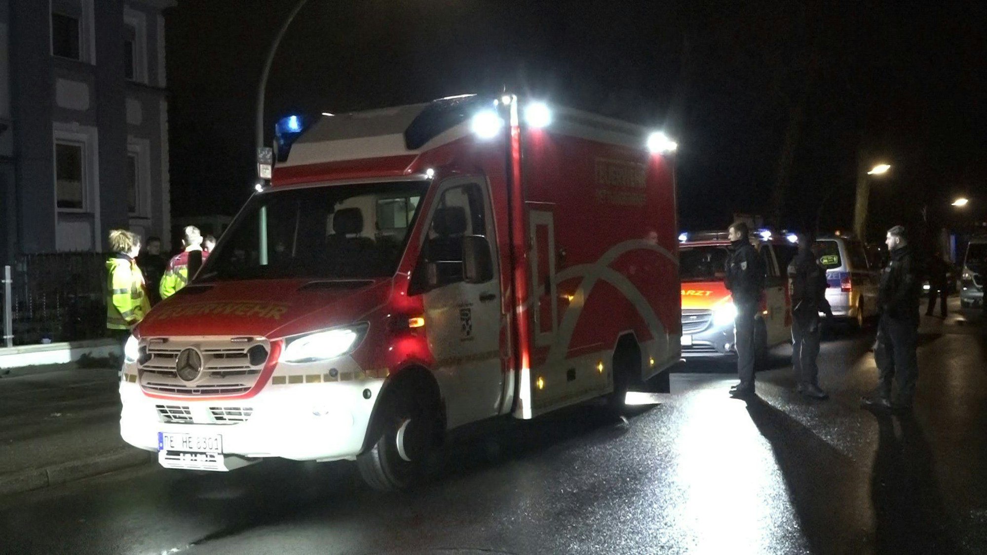 Rettungswagen stehen auf einer Straße.