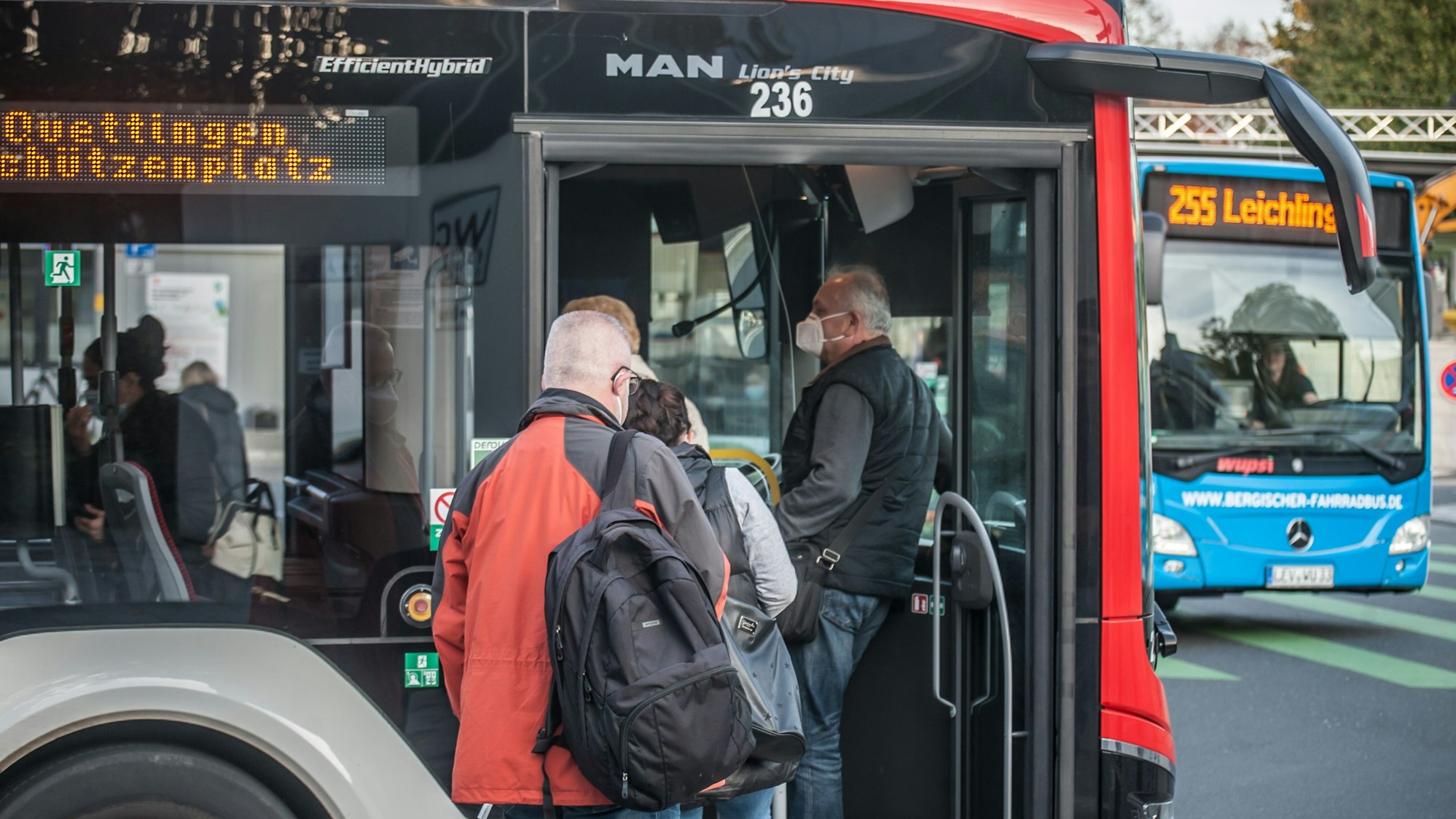 Fahrgäste steigen in Wiesdorf in einen Bus.