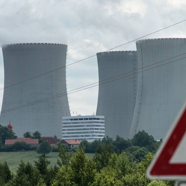 Ein Hinweisschild, aufgenommen vor den Kühltürmen des Atomkraftwerkes Temelin.