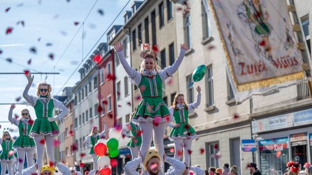 Teilnehmer beim Karnevalszug am Veilchendienstag 2024 in Köln-Zollstock. Der Vorsitzende der Freunde des Zollstocker Dienstagszuges, Michael Siegenbruck, erklärt die Gründe für die Absage.
