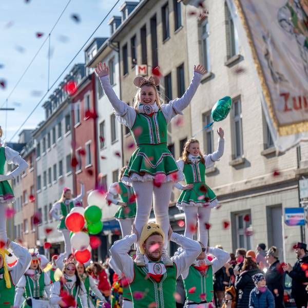 Artistisch geht es zur Sache bei der Tanzgruppe Zunft-Müüs aus Köln-Zollstock. In vielen Kölner Veedeln wurde am Dienstag bunt und jeck gefeiert.