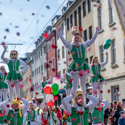 Artistisch geht es zur Sache bei der Tanzgruppe Zunft-Müüs aus Köln-Zollstock. In vielen Kölner Veedeln wurde am Dienstag bunt und jeck gefeiert.