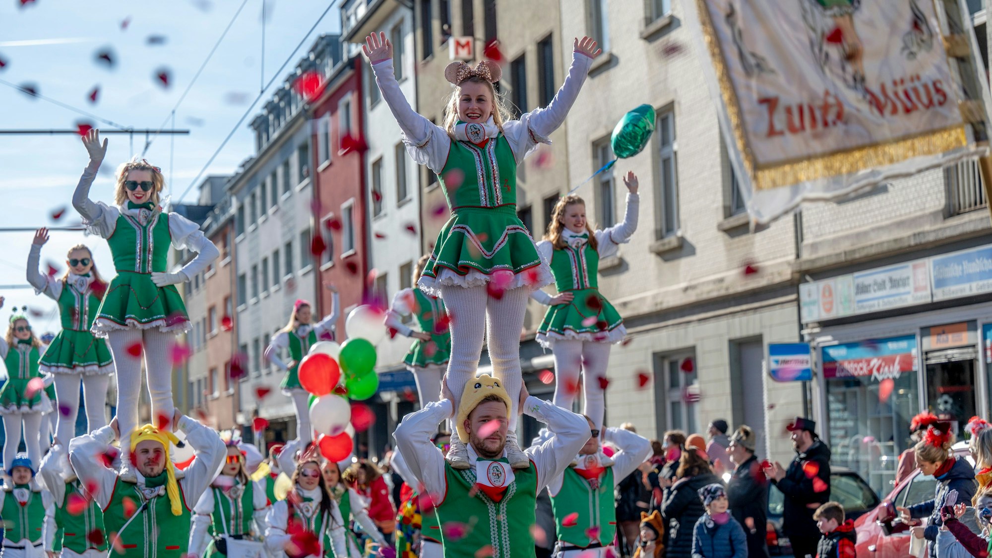 Artistisch geht es zur Sache bei der Tanzgruppe Zunft-Müüs aus Köln-Zollstock. In vielen Kölner Veedeln wurde am Dienstag bunt und jeck gefeiert.