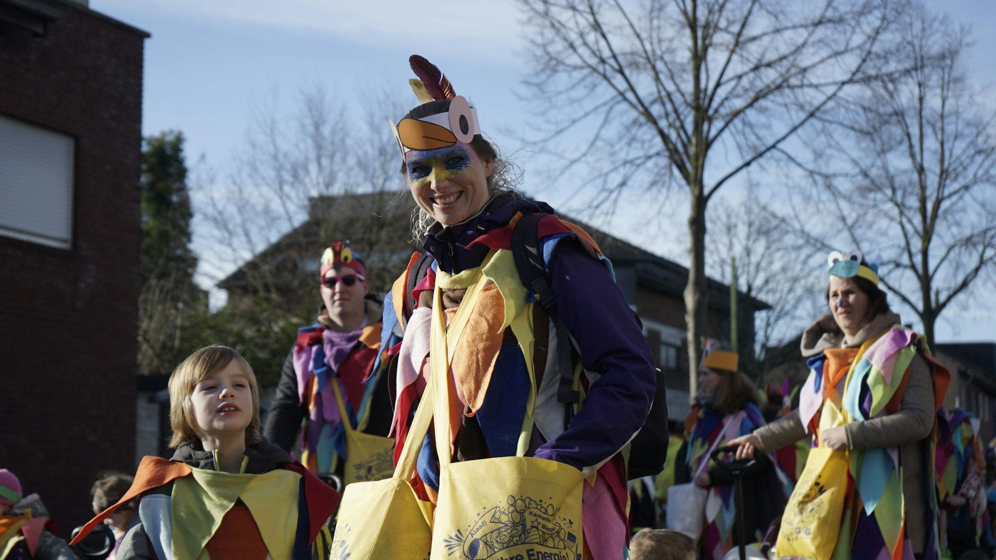 Bunte Vögel aus der Mühlenfeldschule liefen durch die Straßen.