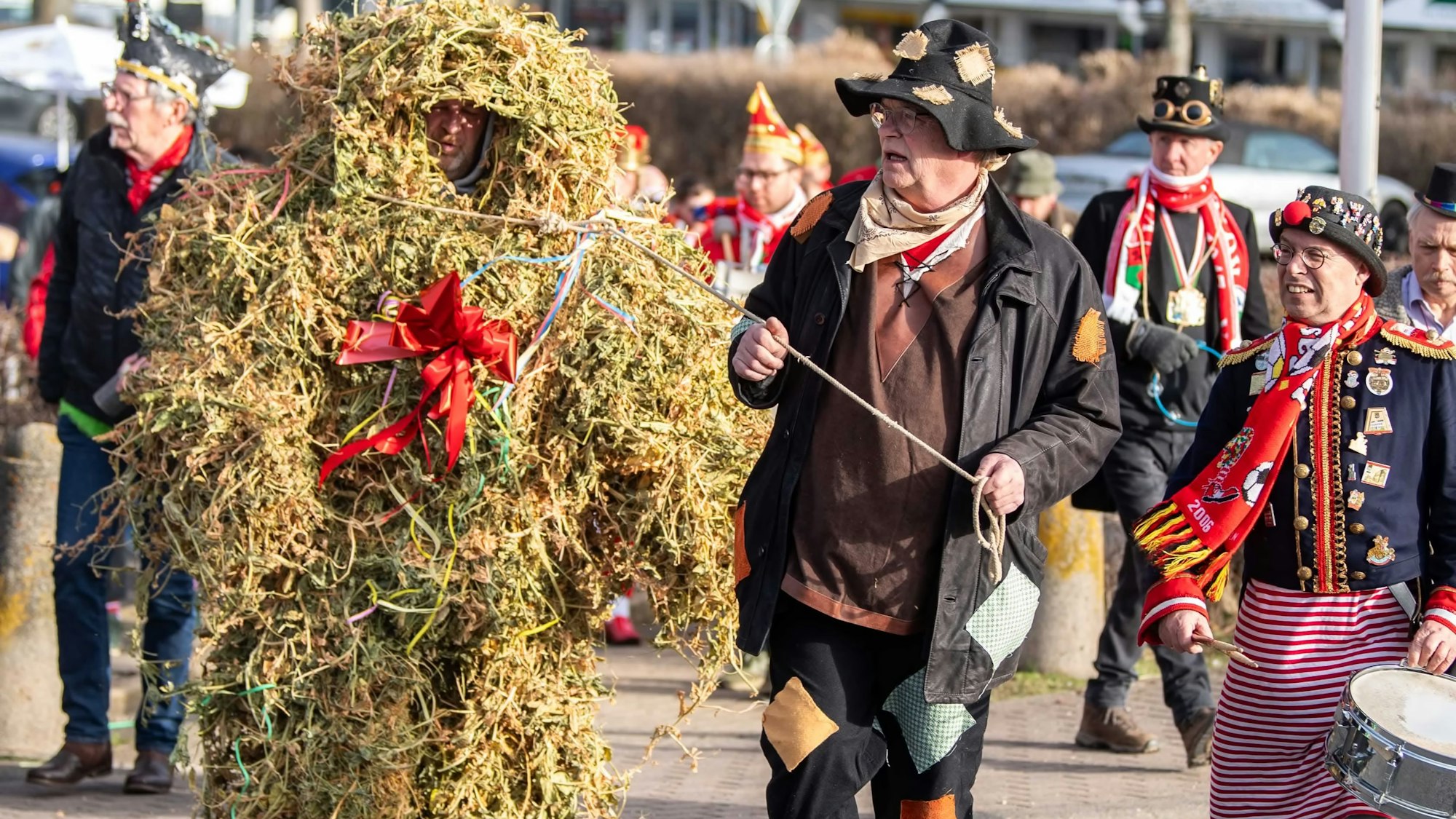 Stephan Taubert ließ sich in Kommern in Erbsenstroh wickeln und zog als Äerzebär durch die Straßen, um den Winter zu vertreiben. Äerzebär-Führer war Roland Conrads.