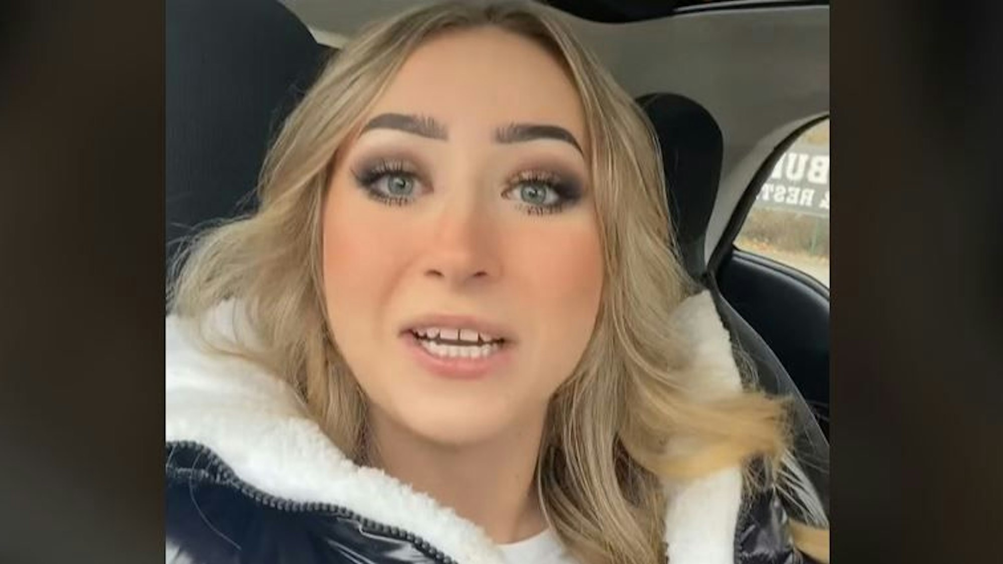 SophiaTokk spricht auf TikTok über ihre Erfahrungen in der Kreisstadt Siegburg.