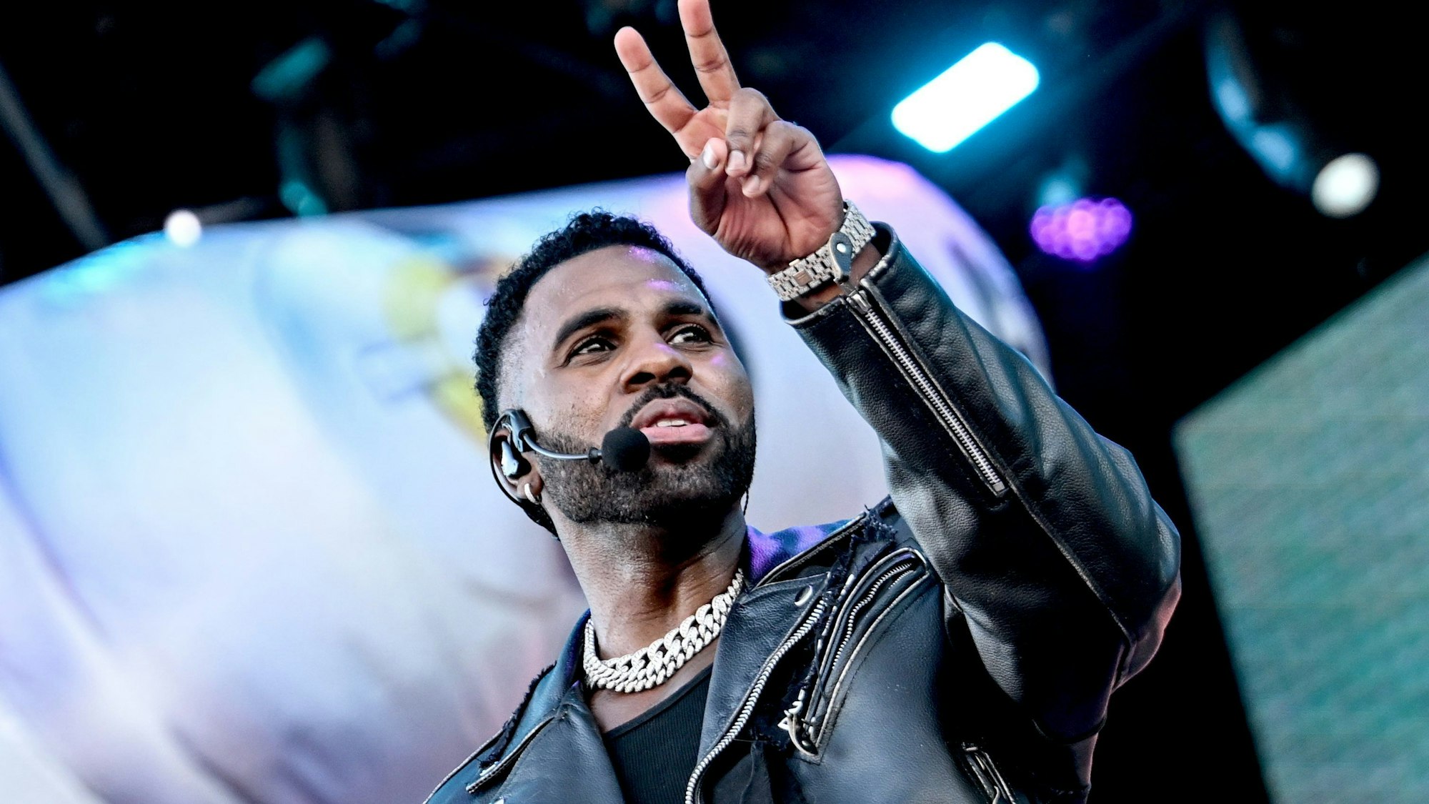 Jason Derulo steht beim Lollapalooza Festival Berlin auf dem Gelände des Olympiastadions auf der Bühne.