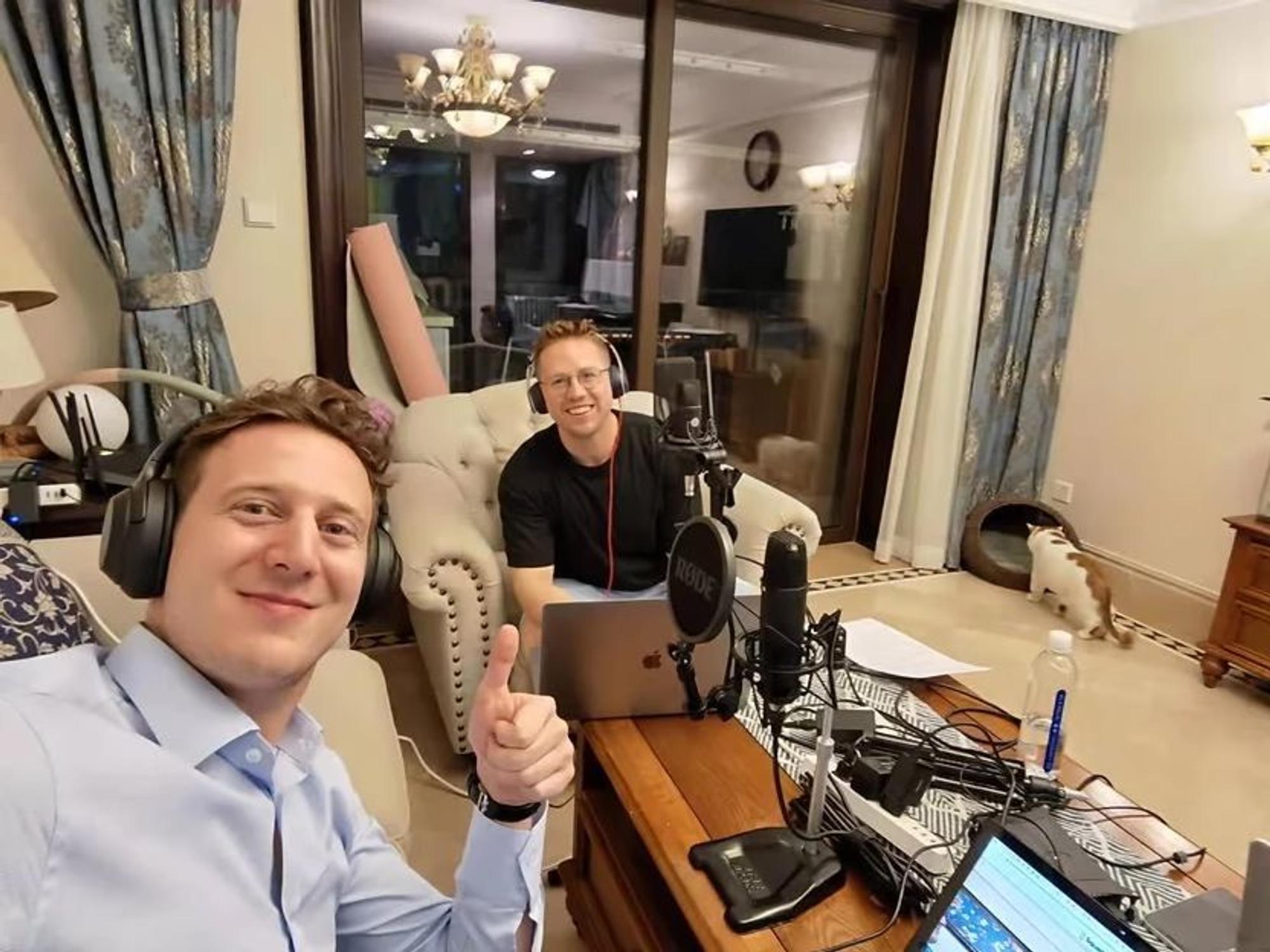 Thomas Derksen und Daniel Maib bei der Aufnahme ihres Podcasts „Made in China“.