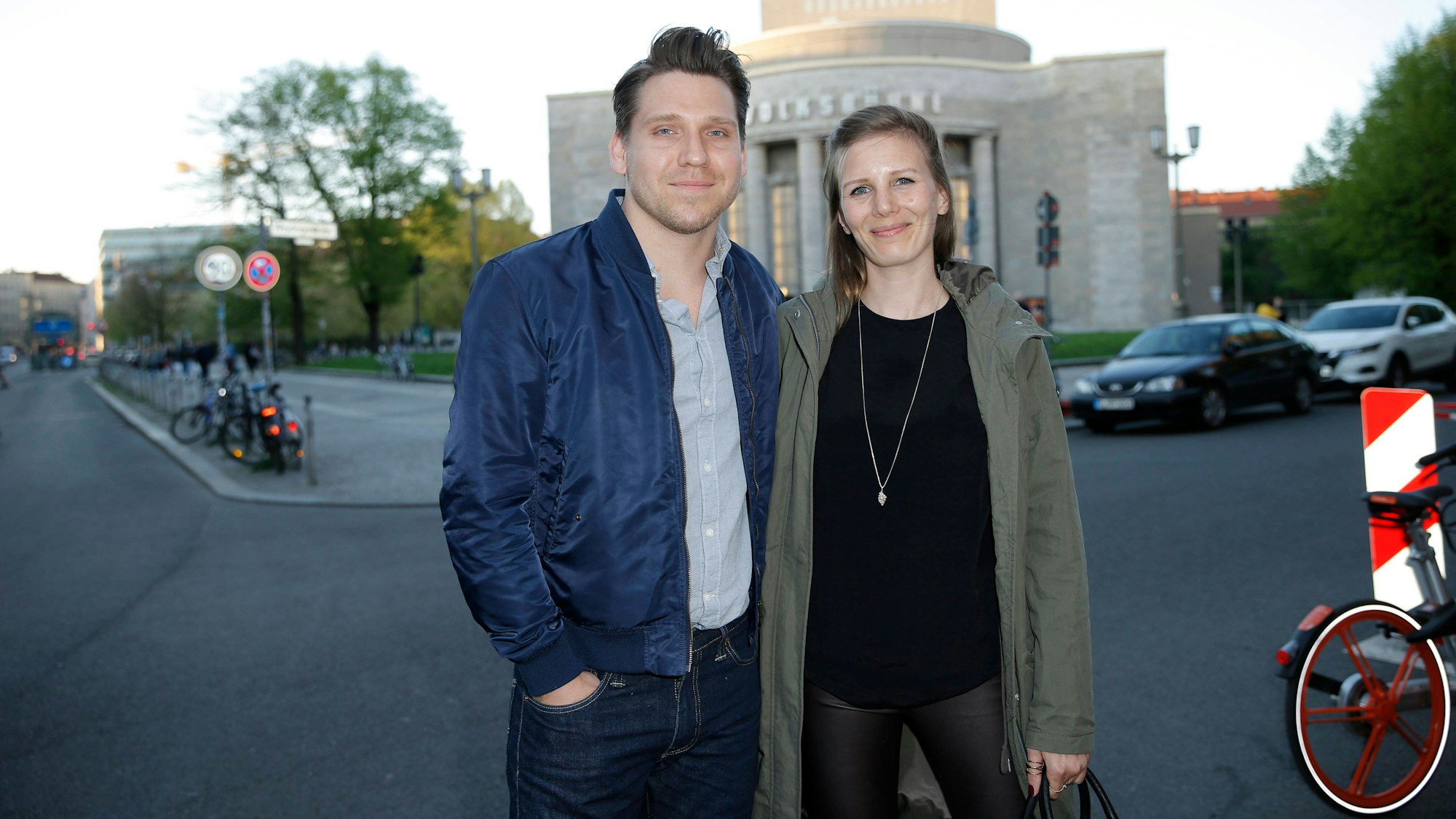 Hanno Koffler mit Freundin Mia Meyer Regisseurin vor der Volksbühne in Berlin.