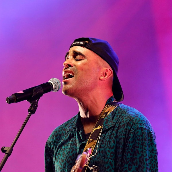 Zu sehen ist der Sänger Patrice.