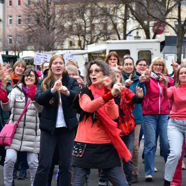 Eine Gruppe von Frauen tanzt auf dem Siegburger Marktplatz.