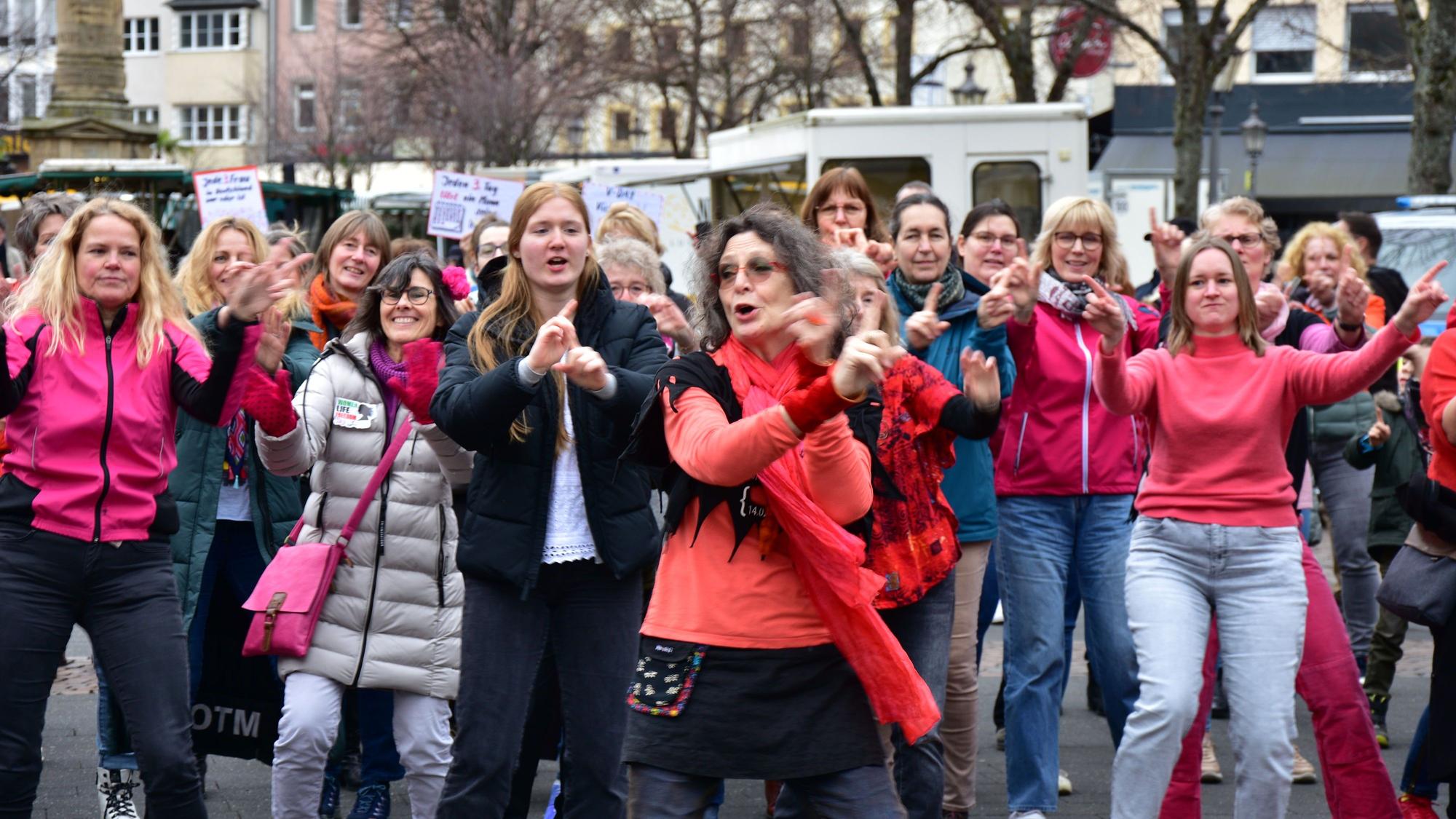 Eine Gruppe von Frauen tanzt auf dem Siegburger Marktplatz.