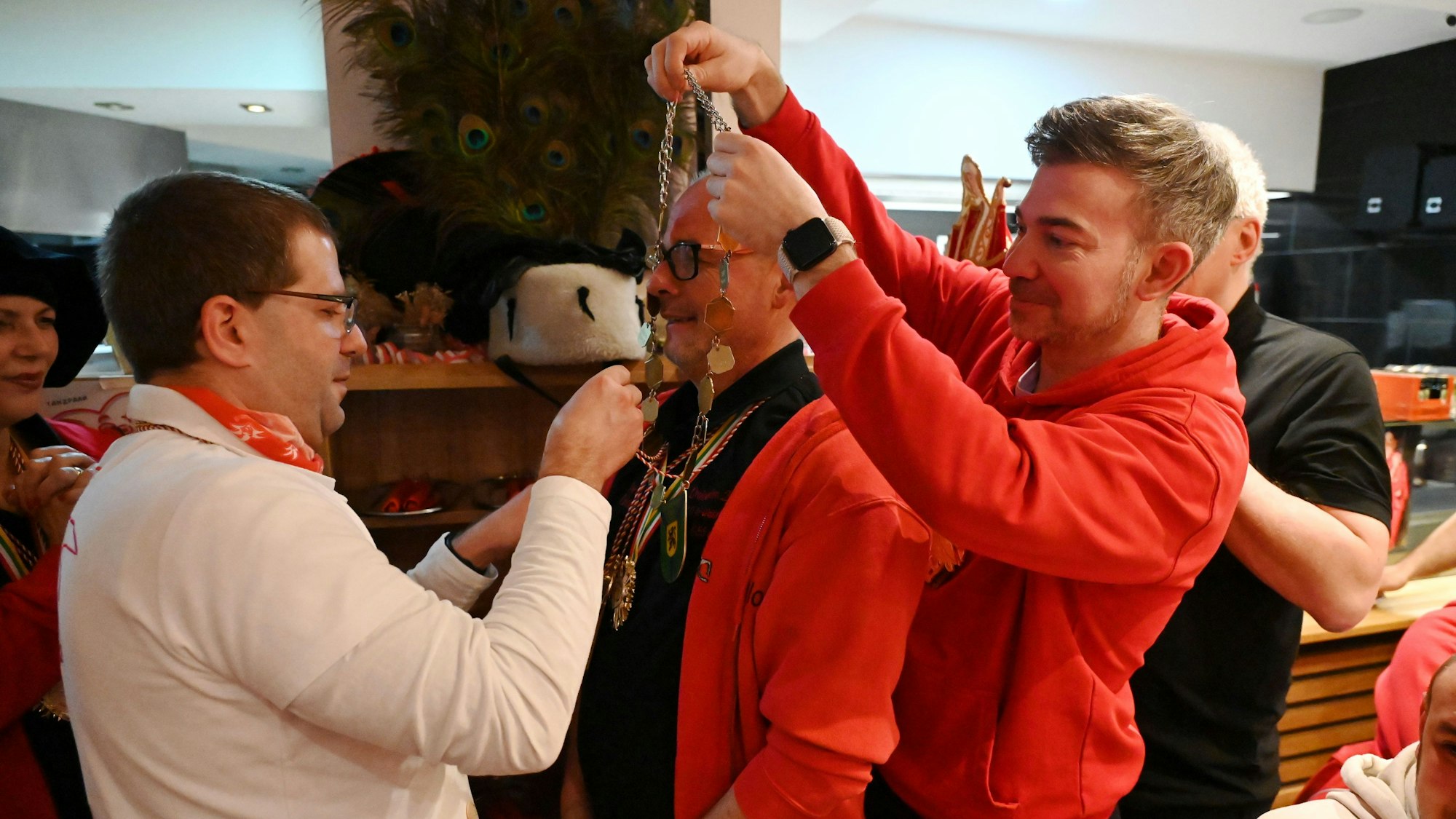 Gemünds Prinz Carlos Emunds steht in der Mitte, vor und hinter ihm Präsident René Gerhards und Vorsitzender Andreas Mertens, die ihm um Mitternacht in der Nacht zum Aschermittwoch die Prinzenkette ausziehen.