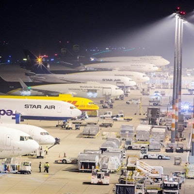 Flugzeuge parken auf dem Vorfeld in Köln/Bonn.