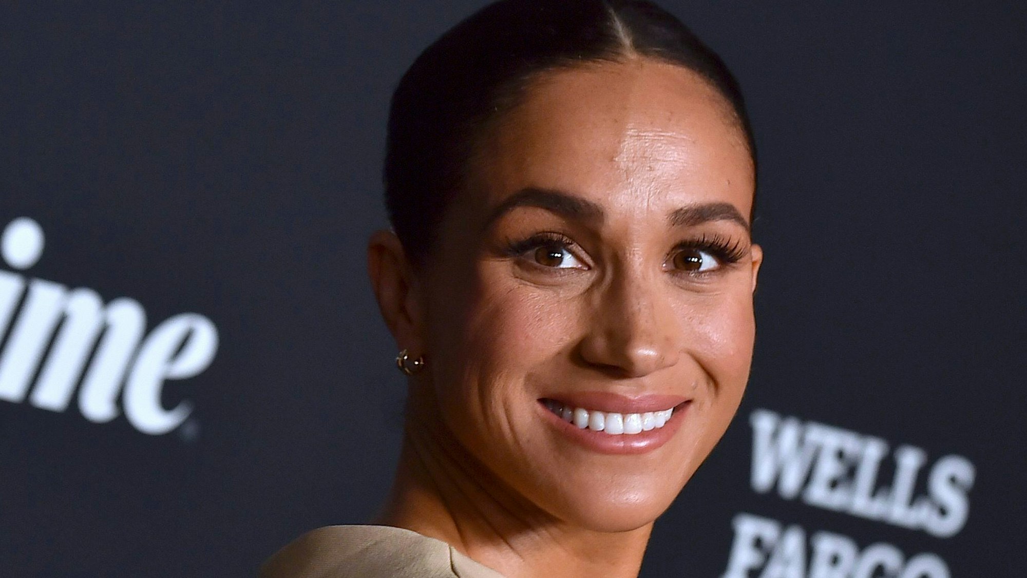 Herzogin Meghan lächelt für die Fotografen.