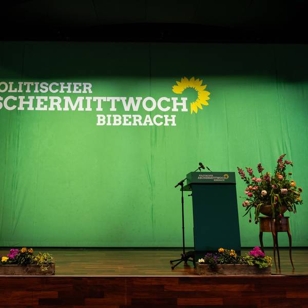 Die leere Bühne ist beim politischen Aschermittwoch der baden-württembergischen Grünen in der Stadthalle in Biberach an der Riß zu sehen.