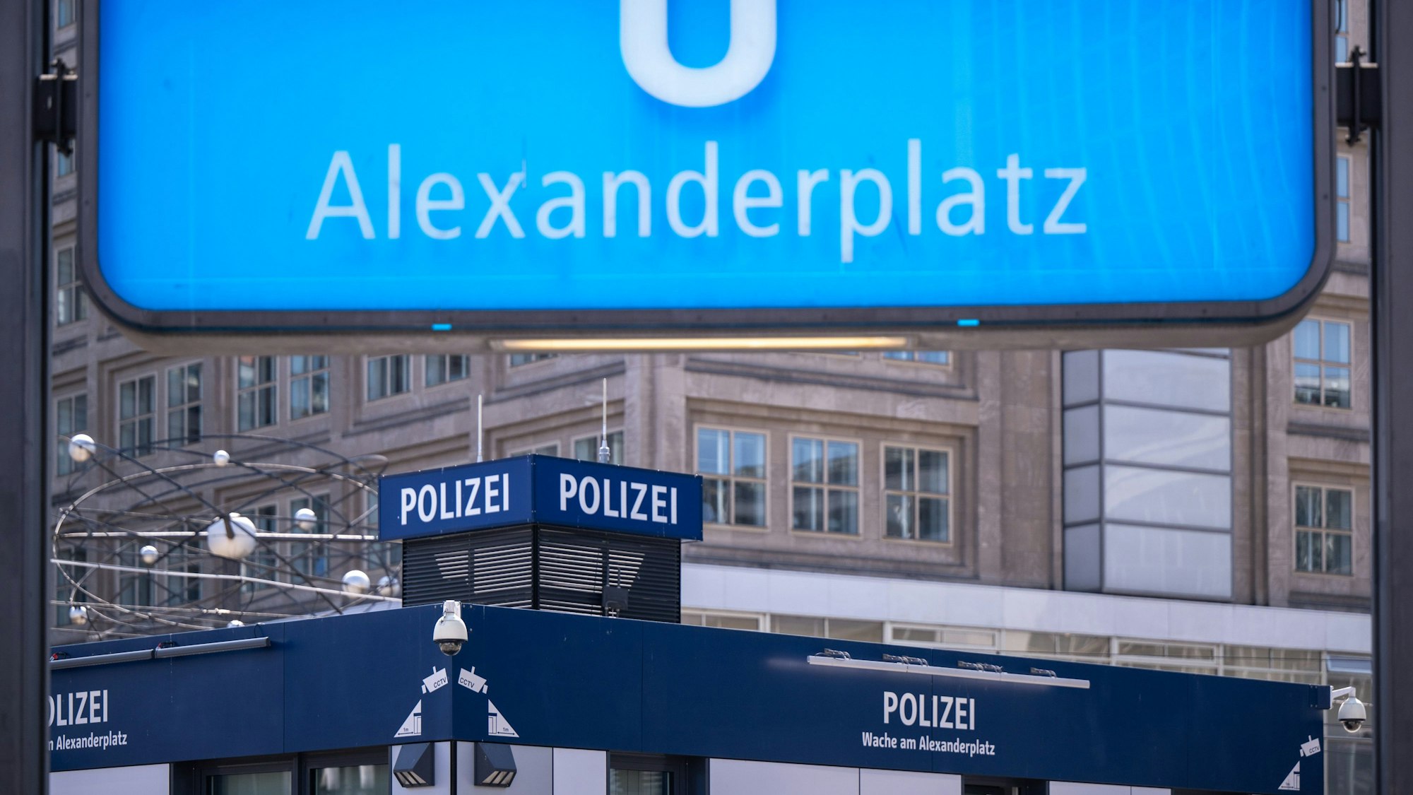 ARCHIV - 18.08.2023, Berlin: Blick auf die Polizeiwache auf dem Alexanderplatz (zu dpa: «Anklage gegen vier Polizisten der Berliner «Alex-Wache»») Foto: Monika Skolimowska/dpa +++ dpa-Bildfunk +++