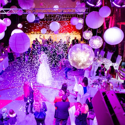 Es ist eine Scheune zu sehen, in der alles für eine Hochzeit hergerichtet ist.