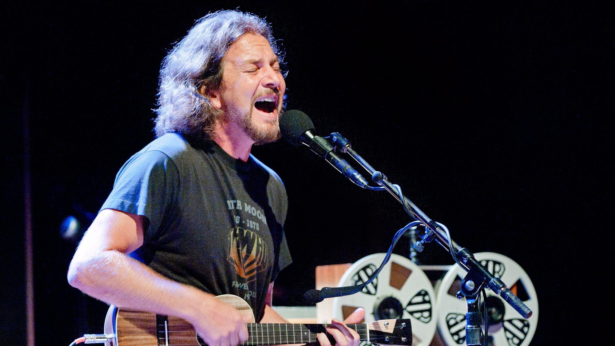 Eddie Vedder, Sänger der US-Band Pearl Jam, während eines Konzerts. (Archivbild)
