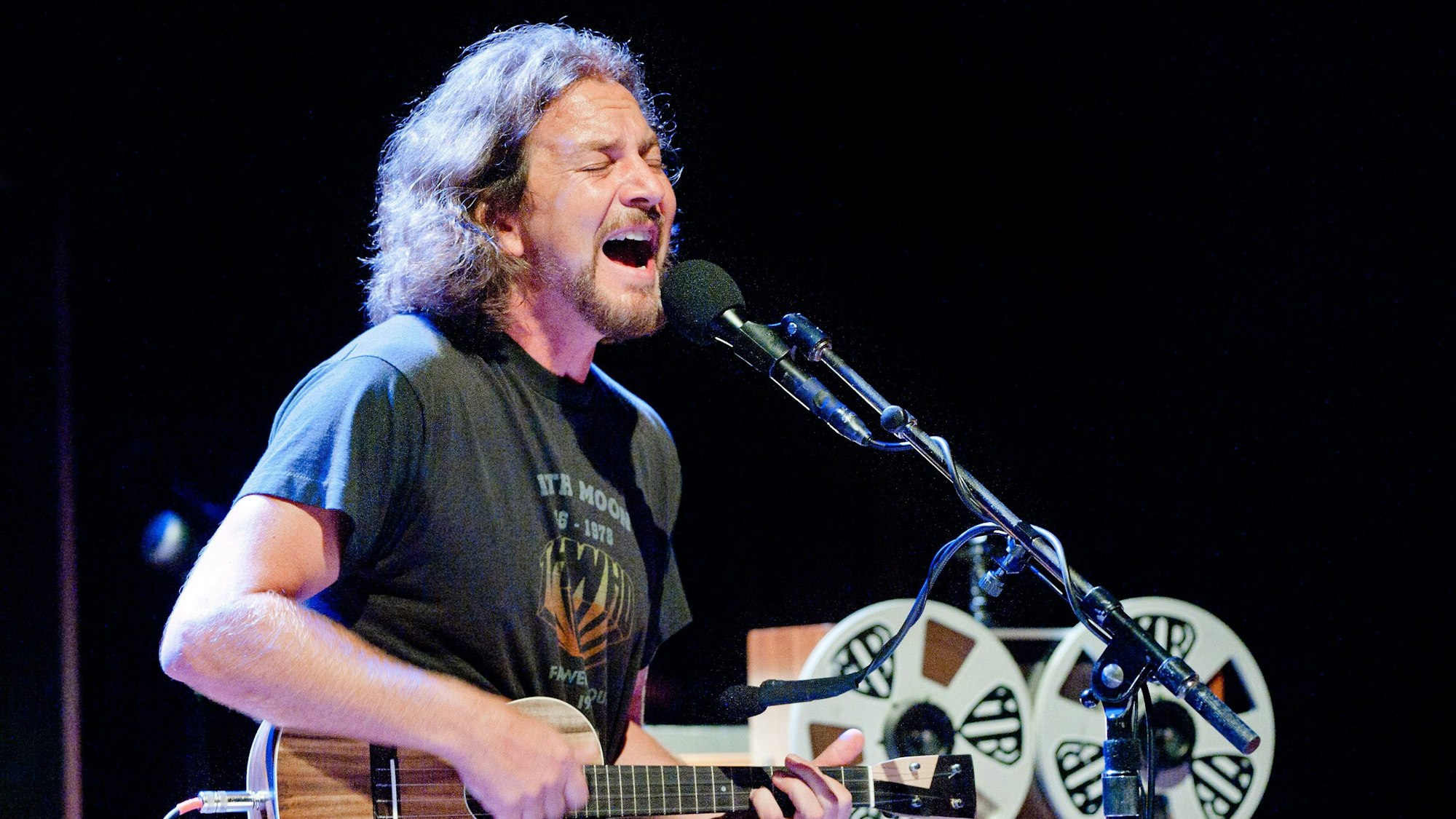 Eddie Vedder, Sänger der US-Band Pearl Jam, während eines Konzerts. (Archivbild)