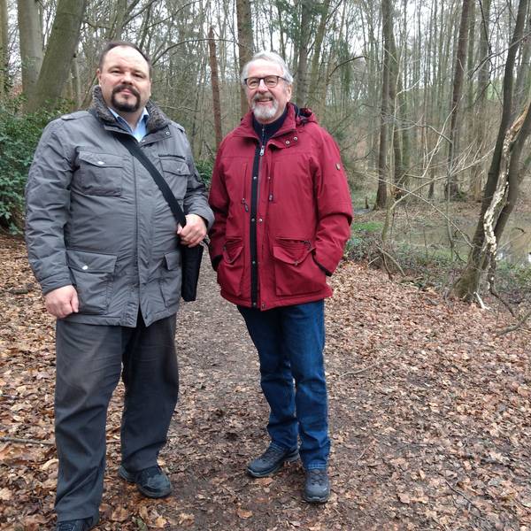 Jörg Berwe und Karl-Heinz Heine stehen im Waldgebiet oberhalb von Großhamberg.