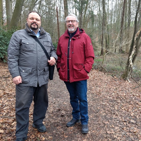 Jörg Berwe und Karl-Heinz Heine stehen im Waldgebiet oberhalb von Großhamberg.