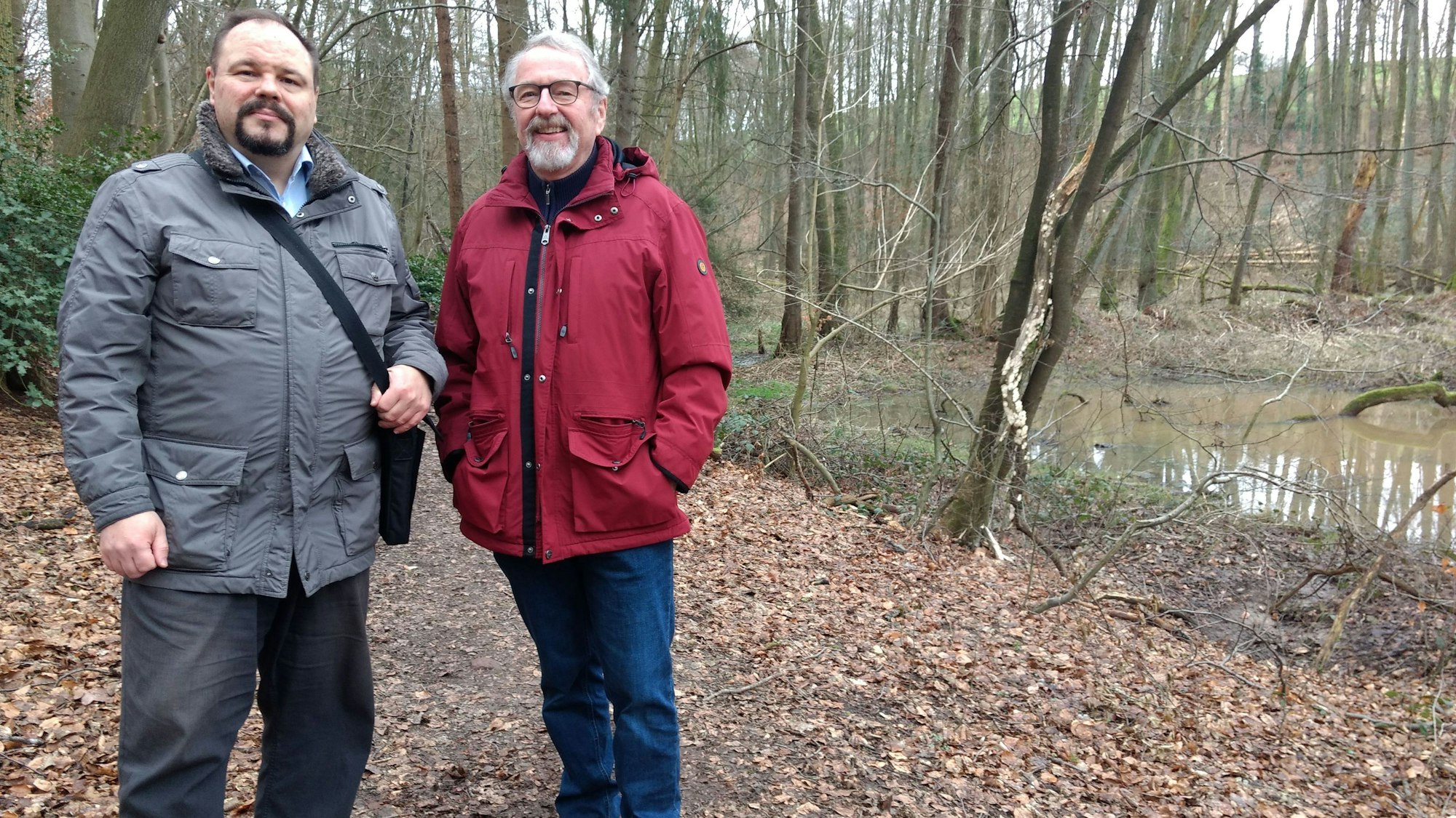 Jörg Berwe und Karl-Heinz Heine stehen im Waldgebiet oberhalb von Großhamberg.