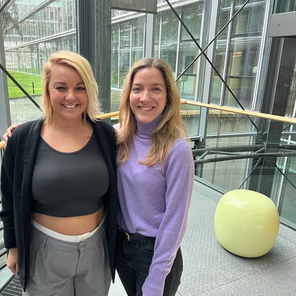 Sängerin Nici Kempermann und Mariechen Elena Stickelmann bilanzieren ihre Session.