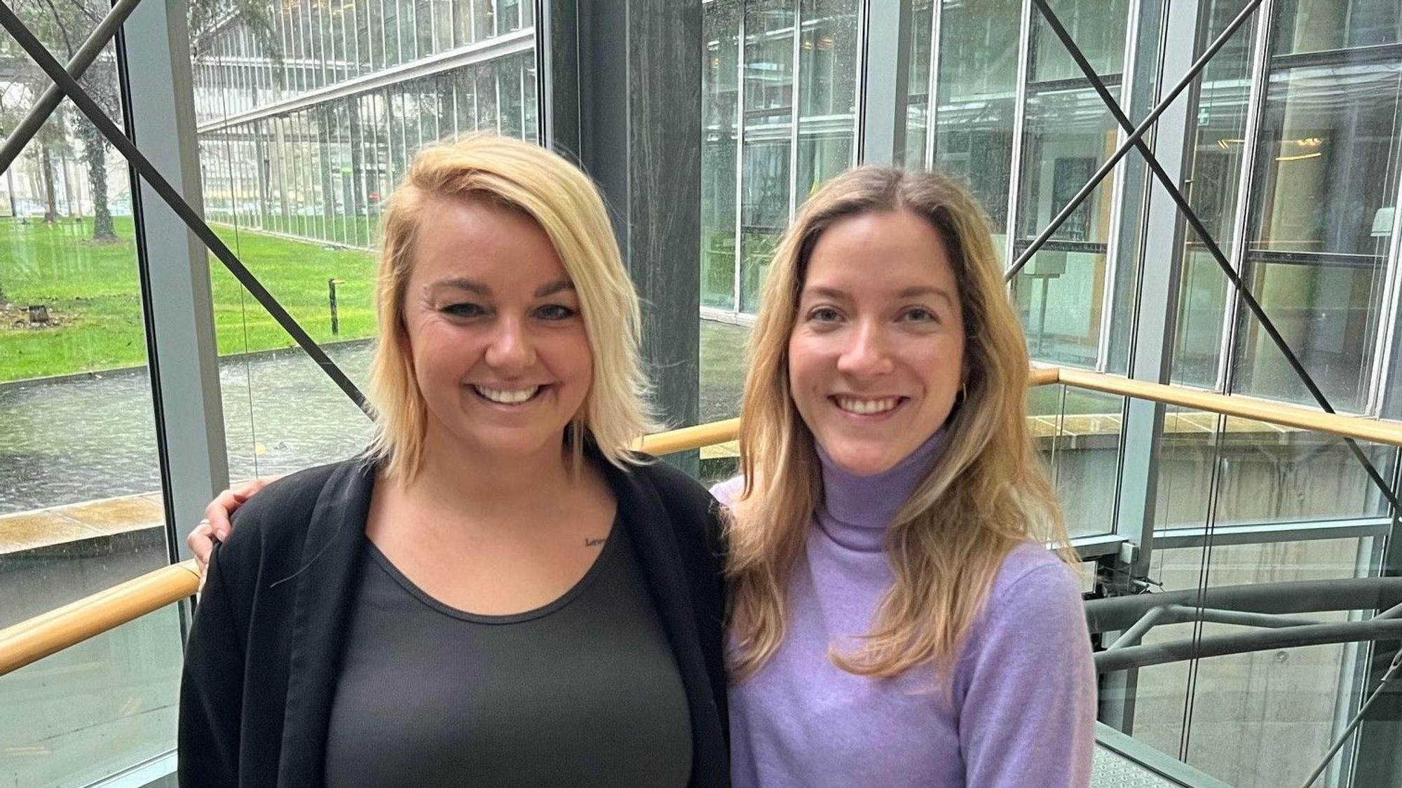Sängerin Nici Kempermann und Mariechen Elena Stickelmann bilanzieren ihre Session.