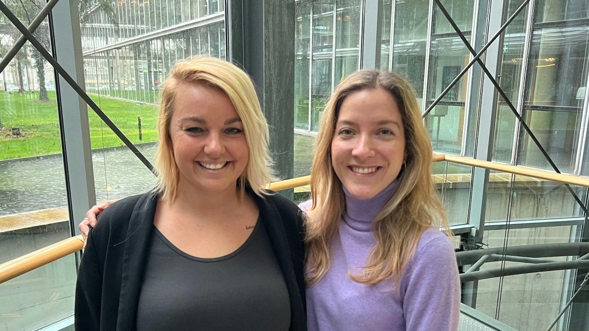 Sängerin Nici Kempermann und Mariechen Elena Stickelmann bilanzieren ihre Session.