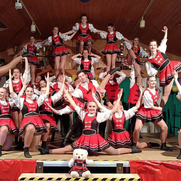 Tolle Stimmung herrschte in den Sälen dank Tanzgruppen wie den Roten Husaren aus Manheim.