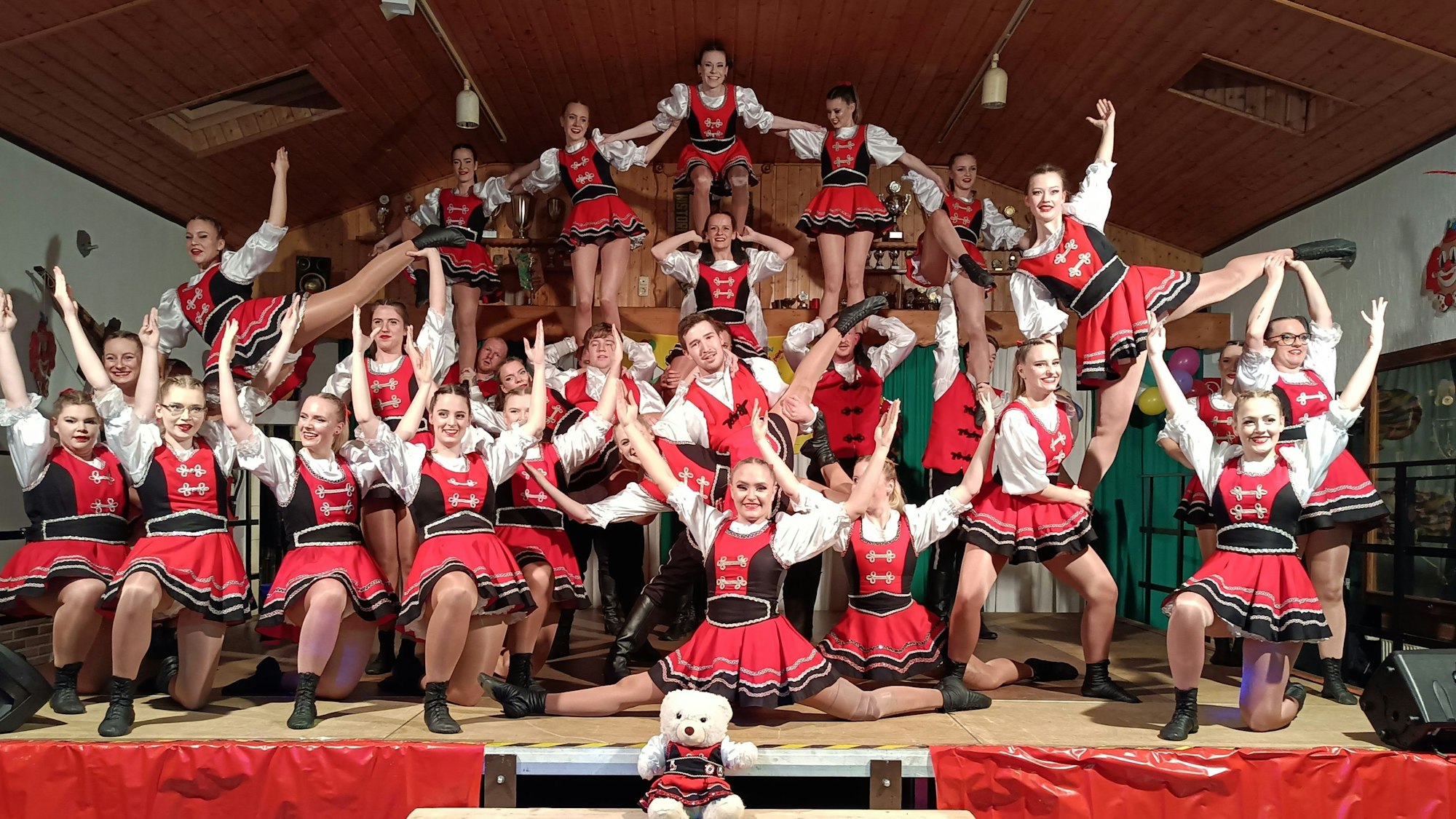 Tolle Stimmung herrschte in den Sälen dank Tanzgruppen wie den Roten Husaren aus Manheim.