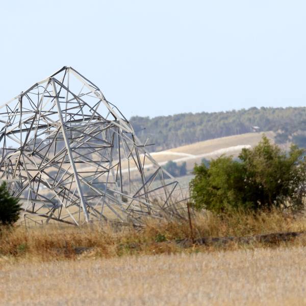 Ein beschädigter Strommast in Anakie in Melbourne.