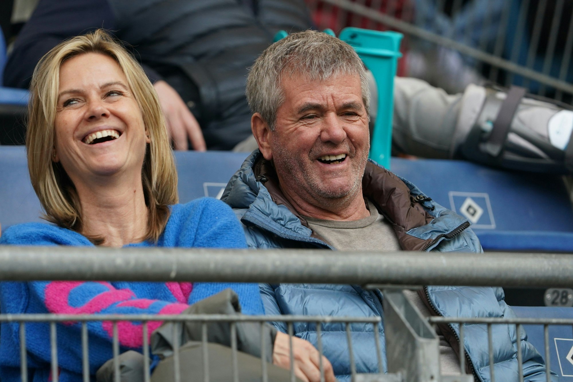 Friedhelm Funkel und Ehefrau Anja sind zu Gast bei einem Zweitligaspiel des Hamburger SV im Volksparkstadion.