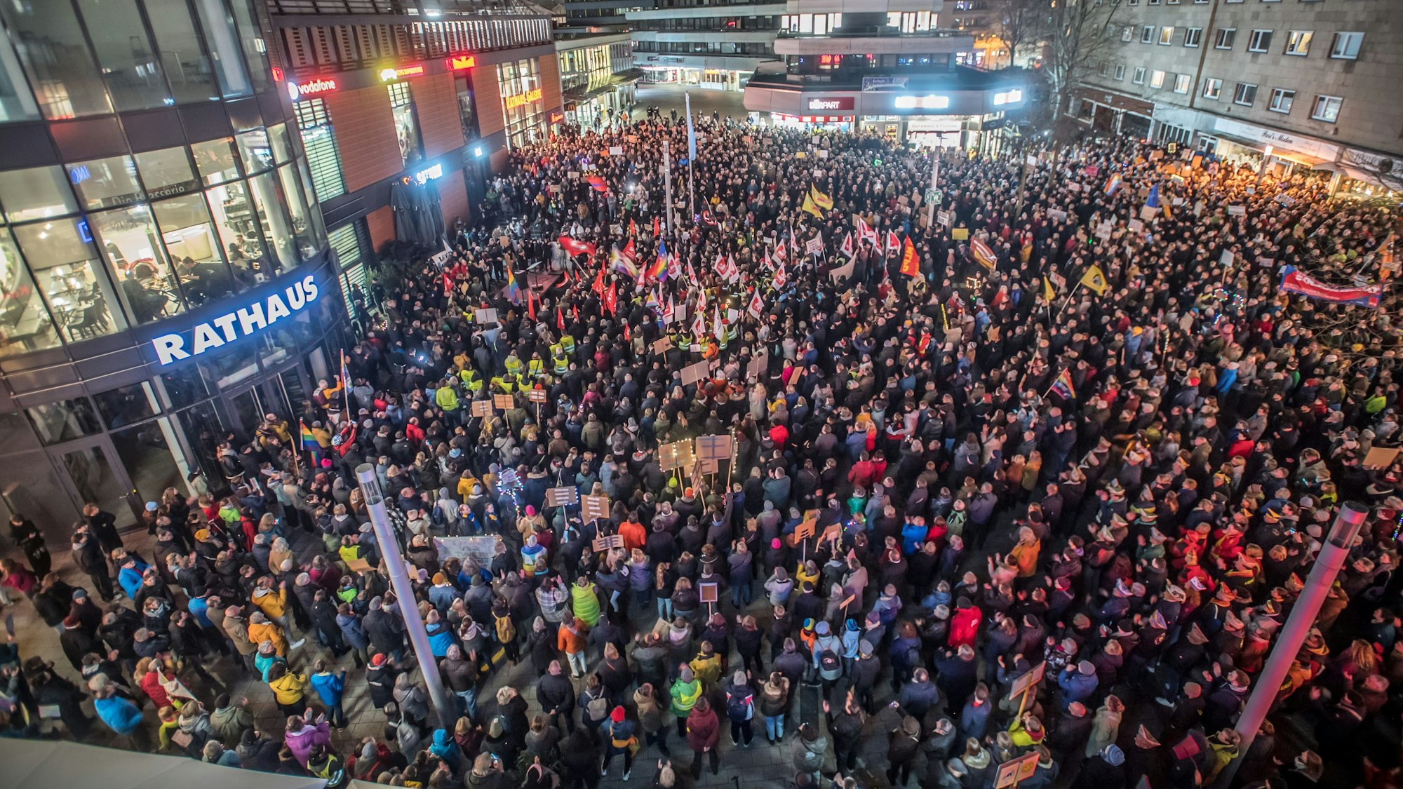 Demo gegen Rechts am 29. Januar 2024 auf dem Rathausvorplatz in Wiesdorf.