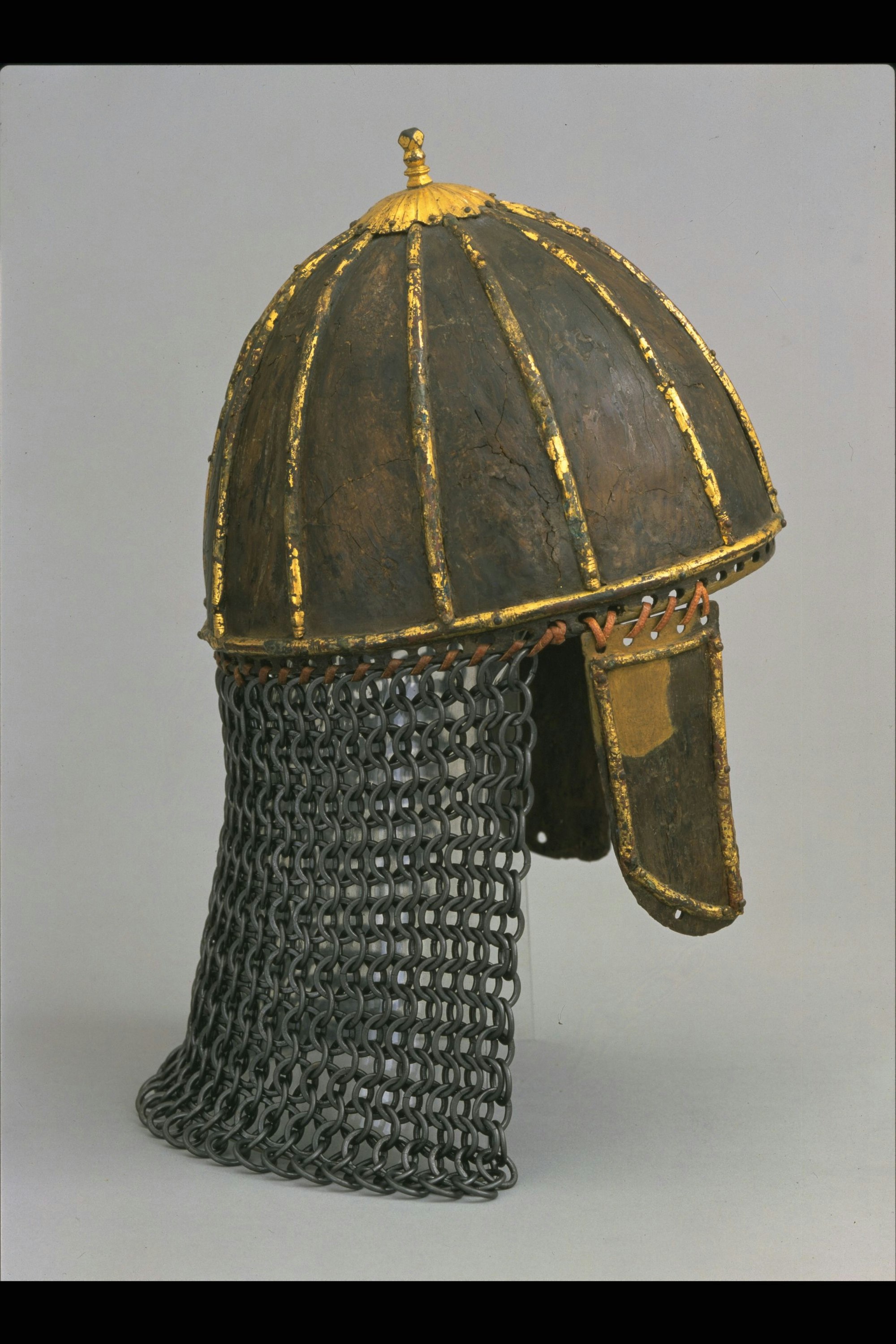 Köln, Domgrabung, Funde aus dem fränkischen Knabengrab (Grablegung um 537 n.Chr.): Helm, Gesamtansicht, Seitenansicht