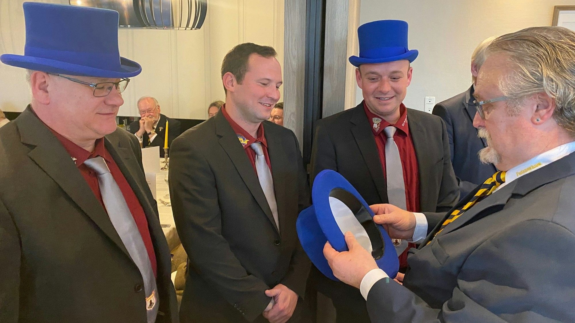 Zu sehen ist Peter Lautenschläger bei der Übergabe der blauen Zylinder.