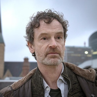 Kommissar Peter Faber vor einer Kirche