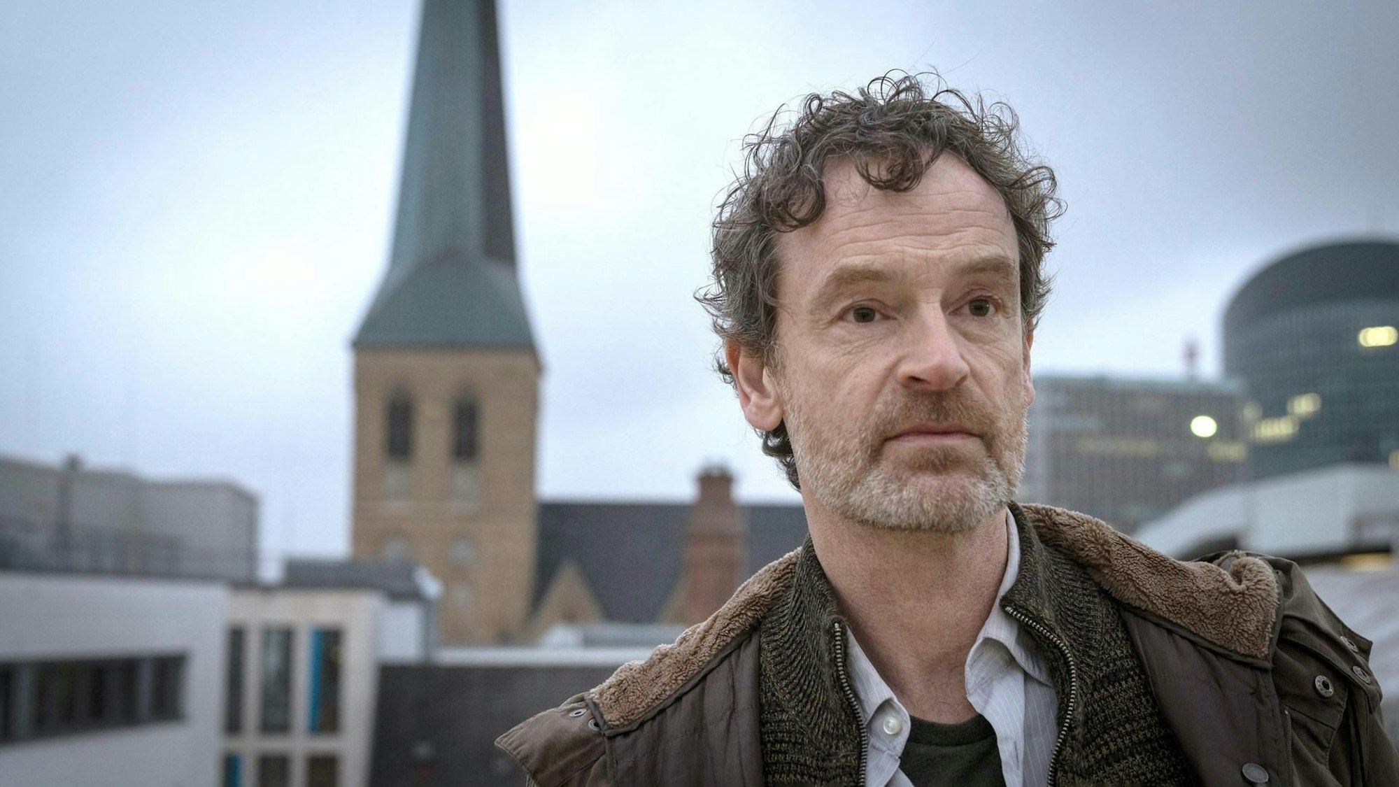 Kommissar Peter Faber vor einer Kirche