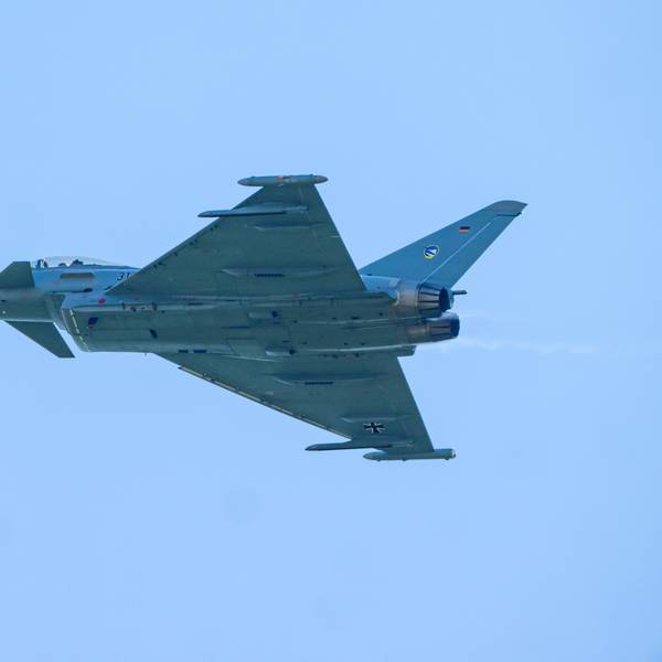 Ein Eurofighter der Bundeswehr fliegt in der Nähe des Luftwaffen-Stützpunkts in Neuburg an der Donau am Himmel. (Archivbild)