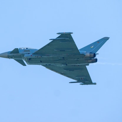 Ein Eurofighter der Bundeswehr fliegt in der Nähe des Luftwaffen-Stützpunkts in Neuburg an der Donau am Himmel. (Archivbild)