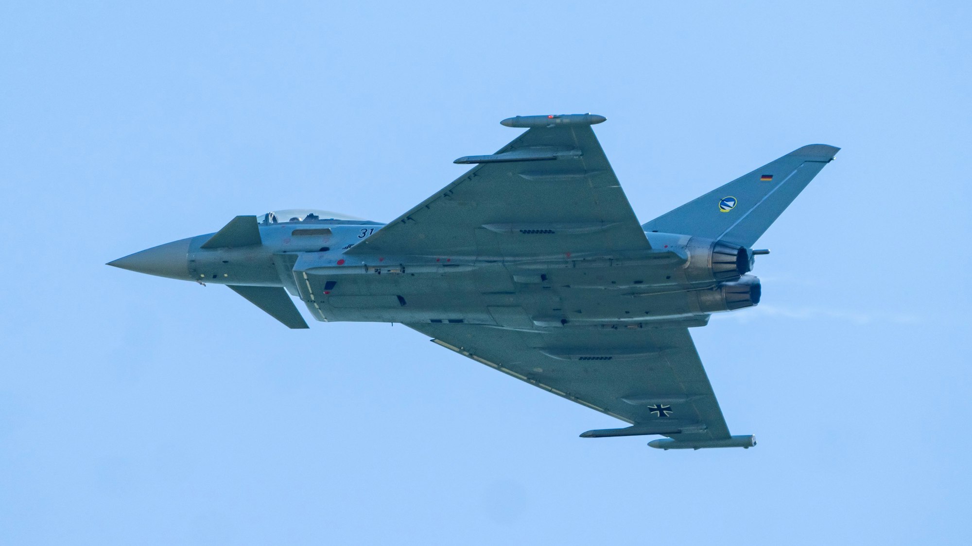 Ein Eurofighter der Bundeswehr fliegt in der Nähe des Luftwaffen-Stützpunkts in Neuburg an der Donau am Himmel. (Archivbild)
