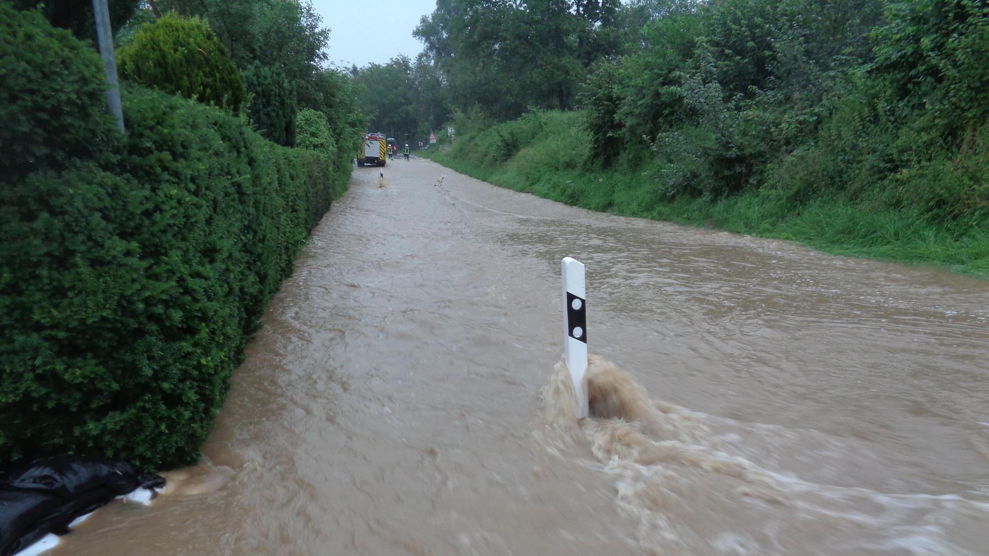 Die Kreisstraße 2 in Großhamberg am Abend des 14. Juli 2021