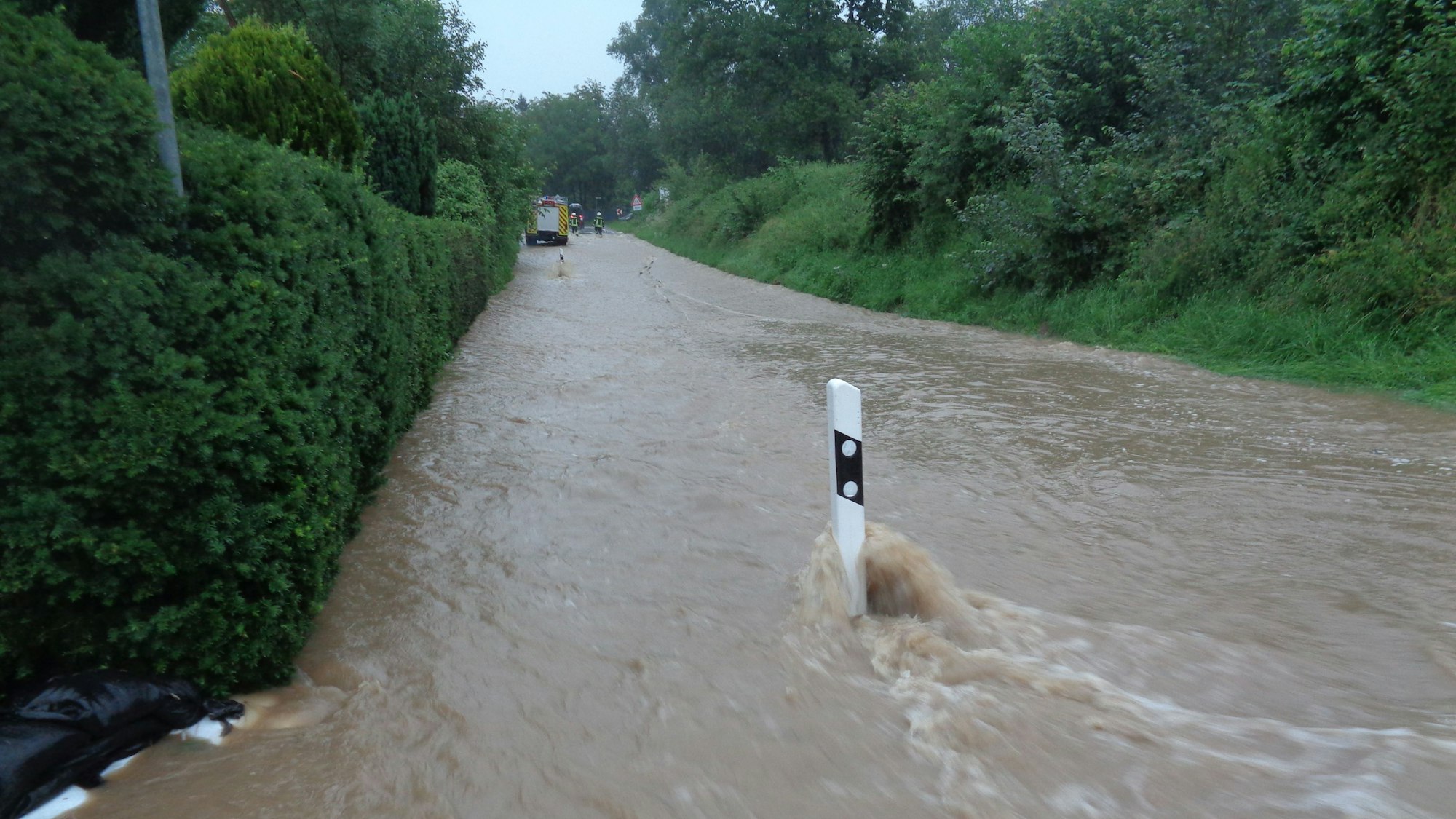 Die Kreisstraße 2 in Großhamberg am Abend des 14. Juli 2021