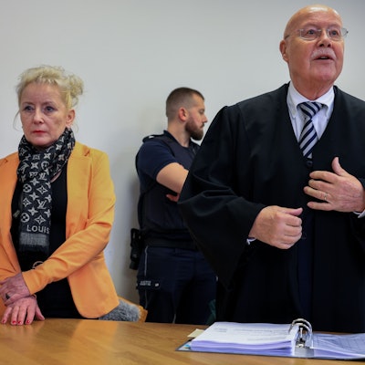 Das Arbeitsgericht Köln verhandelt über die Kündigung von Simone Baum. Neben ihr: Anwalt Rainer Thesen.