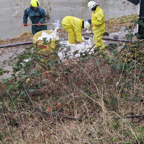 Das Bild zeigt mehrere Einsatzkräfte der Werkfeuerwehr an der Einsatzstelle.