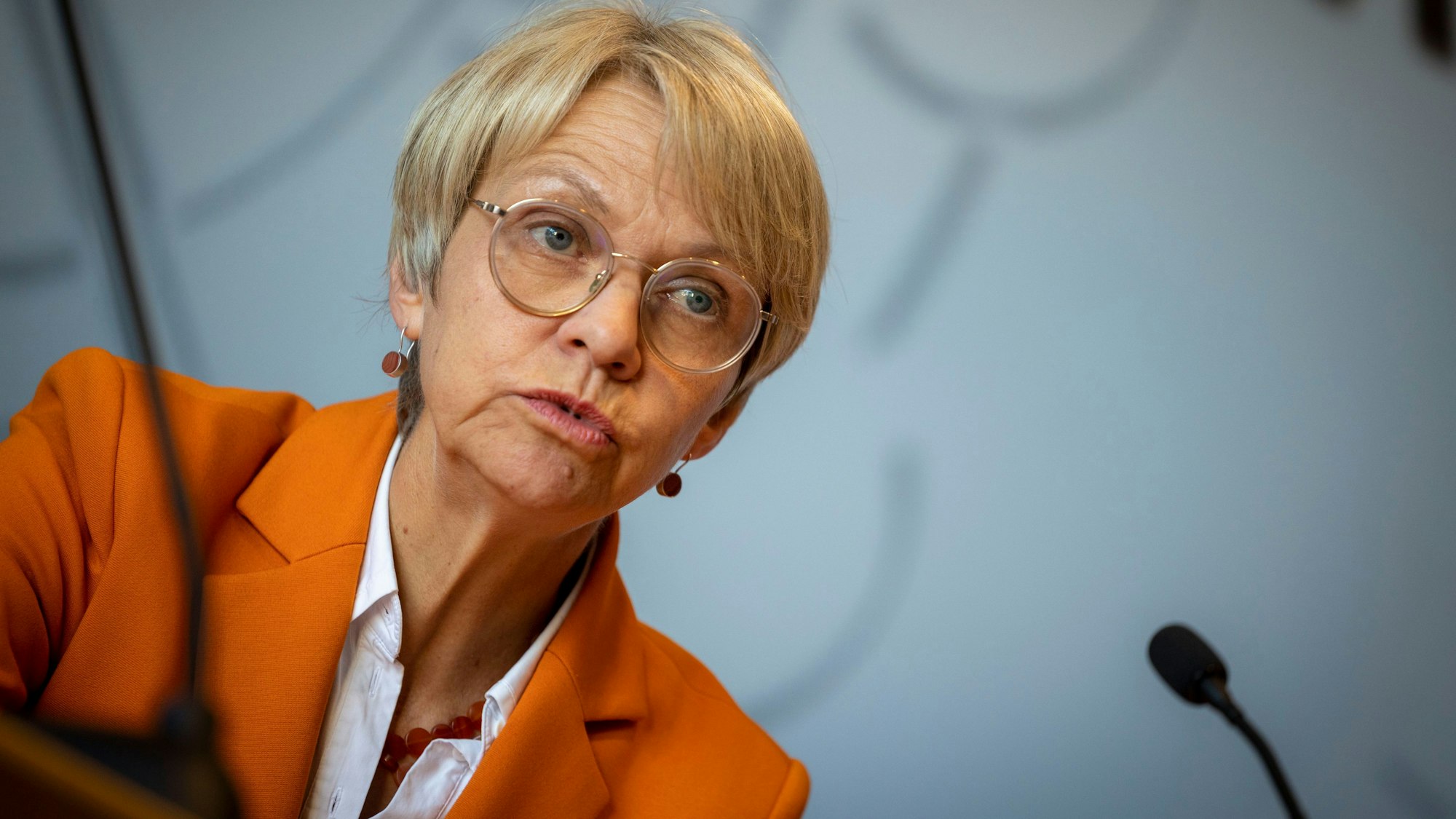 Schulministerin Dorothee Feller (CDU) spricht bei einer Pressekonferenz.